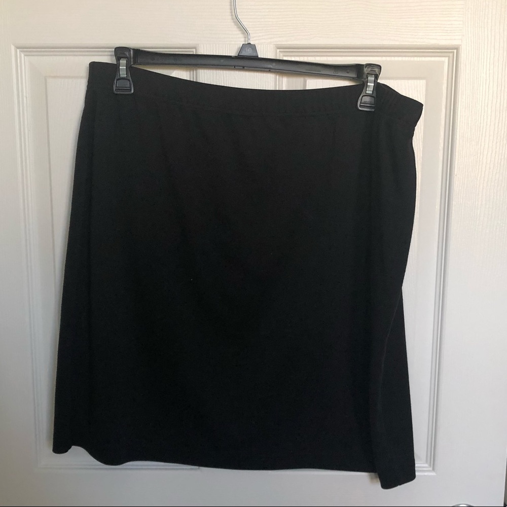 Avenue short black skirt